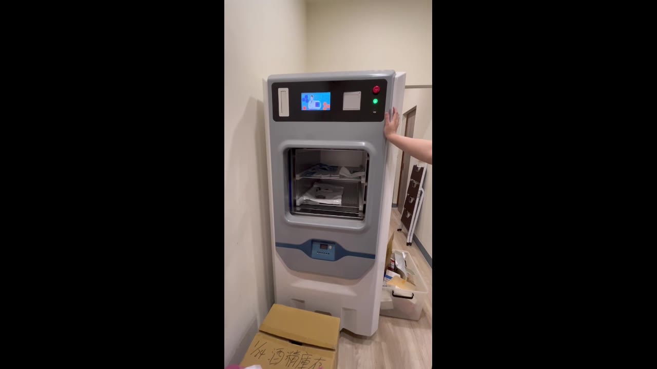 一隻手扶著滅菌器的門邊，腔室內放著器材包