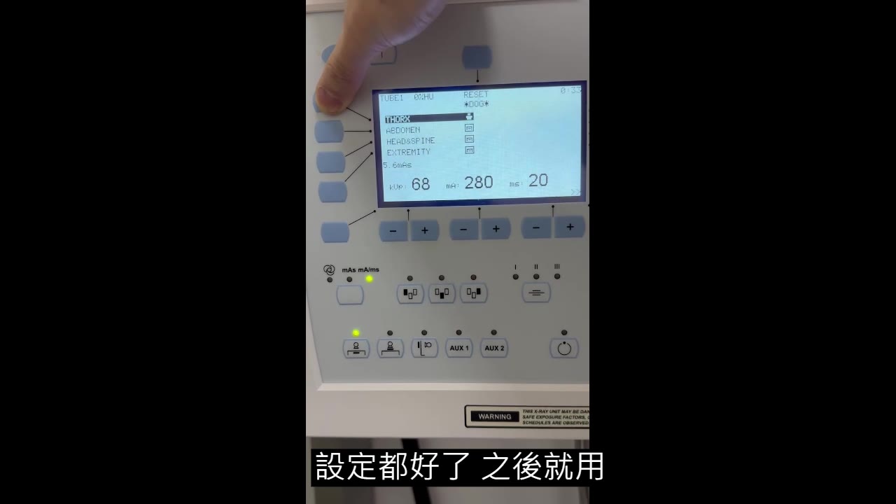 X 光機控制面板顯示 DOG、THORAX，kVp 68、mA 280、ms 20，手指按著選單鍵
